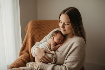 Waarom huidcontact met je baby wetenschappelijk bewezen goed is (en waarom stof daarin méételt)