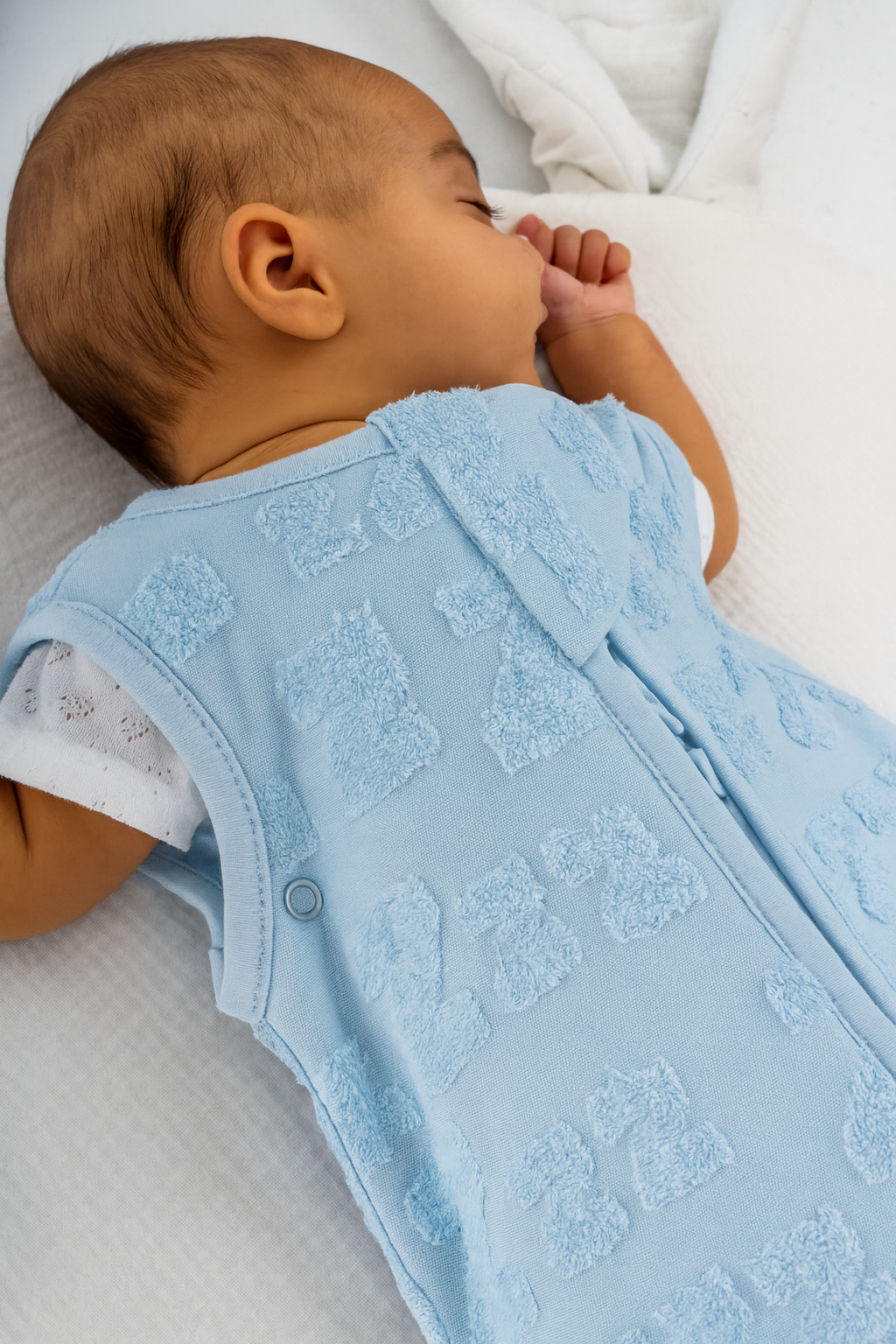 Baby Slaapzak 2.5 TOG – Dreamy Zzz Aqua biologisch katoen hypoallergeen gevoelige huid eczeem baby 2.5 TOG 4-seizoenen aqua blauw award winnend baby slaapzak bewust ouderschap biologisch katoen chemicaliënvrij duurzaam eco-vriendelijk ethisch geproduceerd gifvrij hypoallergeen kraamcadeau newborn nikkelvrije rits OEKO-TEX planeetvriendelijk puur natuur veilig slapen