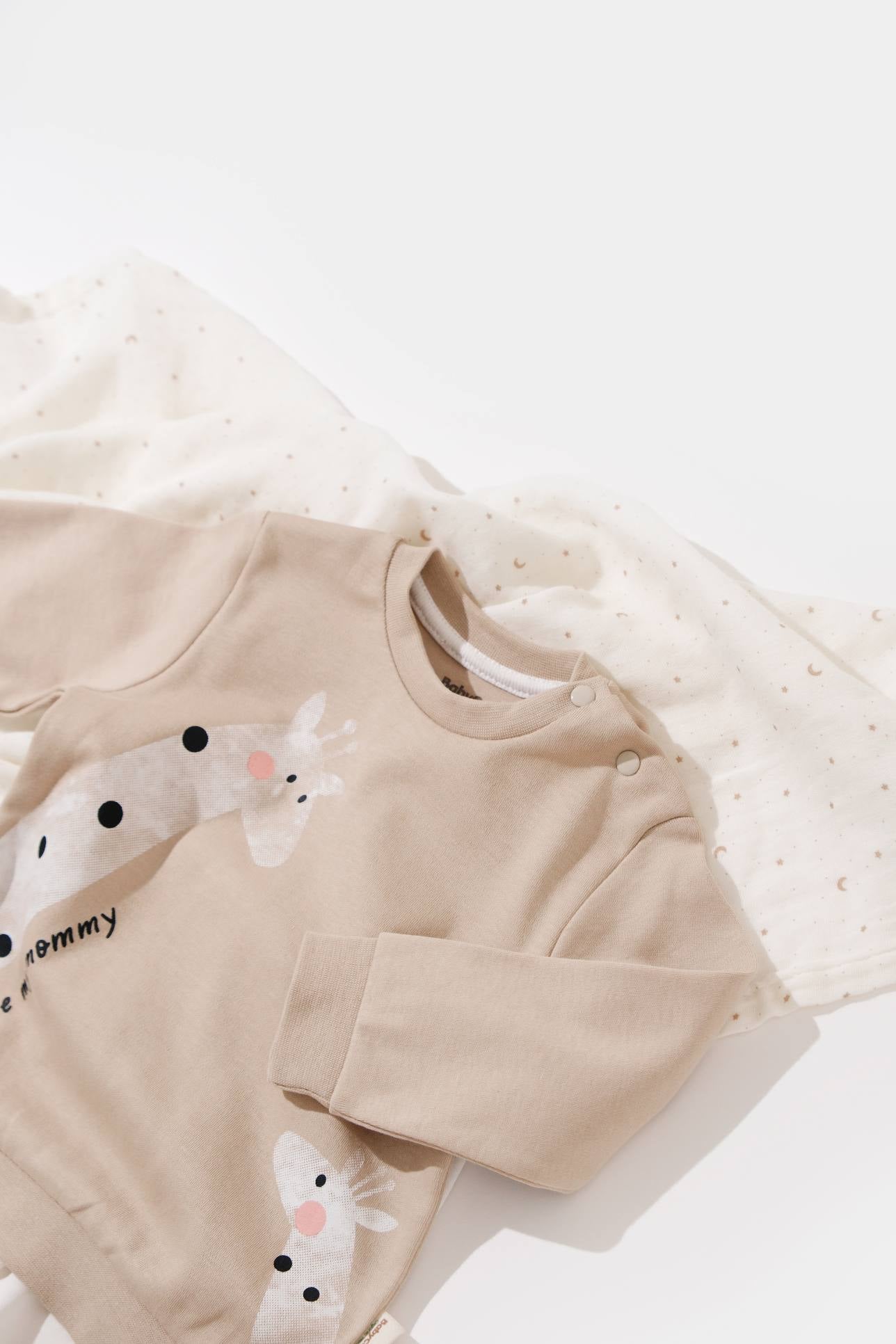 2-Delige Baby Set Biologisch Katoen Interlock – Zacht & Duurzaam biologisch katoen hypoallergeen gevoelige huid eczeem baby ademend dagelijks gebruik interlock weving natuurlijke stretch rode pukkeluitslag tijdloos unisex