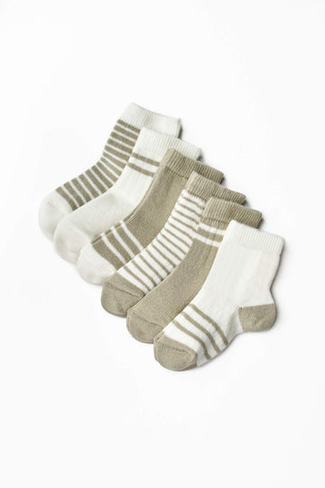 6-Pack Baby Sokjes 100% Biologisch Katoen Ecru & Olijfgroen biologisch katoen hypoallergeen gevoelige huid eczeem baby 0-6 maanden 12-24 maanden 6-12 maanden 6-pack ademend baby essentials baby sokjes biologisch katoen cadeau set cadeau verpakking cadeaudoosje duurzame babykleding ecru eczeem vriendelijk GOTS gecertificeerd hypoallergeen kraamcadeau mooie doos natuurlijke kleuren newborn sokjes olijfgroen praktische voorraad zachte boordjes