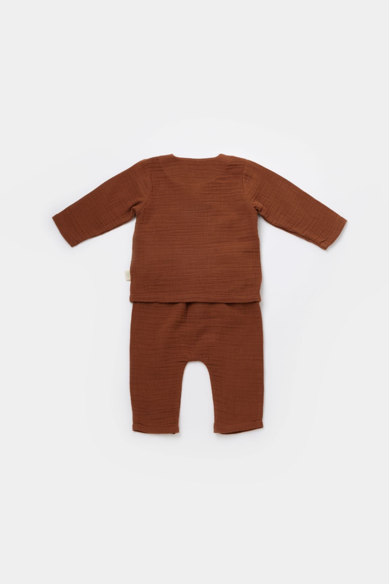 2-Delige Set Overslaghemdje & Broekje - 100% Biologisch Katoen Mousseline biologisch katoen hypoallergeen gevoelige huid eczeem baby 12-18 maanden 18-24 maanden 2-delige set 3-6 maanden 6-9 maanden 9-12 maanden ademend baby broekje biologisch katoen bruin duurzame babykleding eczeem vriendelijk gevoelige huid GOTS gecertificeerd hypoallergeen lange mouwen luchtig weefsel mousseline natuurlijke babykleding overslaghemdje
