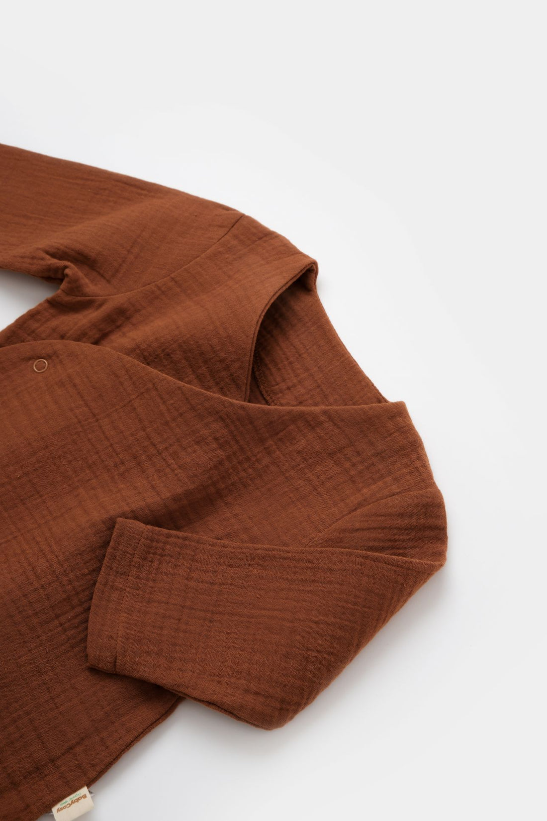 2-Delige Set Overslaghemdje & Broekje - 100% Biologisch Katoen Mousseline biologisch katoen hypoallergeen gevoelige huid eczeem baby 12-18 maanden 18-24 maanden 2-delige set 3-6 maanden 6-9 maanden 9-12 maanden ademend baby broekje biologisch katoen bruin duurzame babykleding eczeem vriendelijk gevoelige huid GOTS gecertificeerd hypoallergeen lange mouwen luchtig weefsel mousseline natuurlijke babykleding overslaghemdje