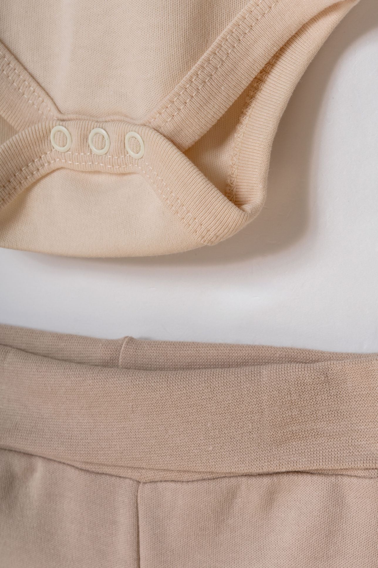 3-Delige Newborn Set - 100% Biologisch Katoen - Cream/Beige biologisch katoen hypoallergeen gevoelige huid eczeem baby 0-3 maanden 3-6 maanden 3-delige set baby mutsje biologisch katoen biologische baby set cream beige duurzame babykleding eczeem vriendelijk gevoelige huid GOTS gecertificeerd hypoallergeen interlock katoen kraamcadeau natuurlijke babykleding newborn essentials newborn set pasgeboren baby romper met voetjes zachte babykleding