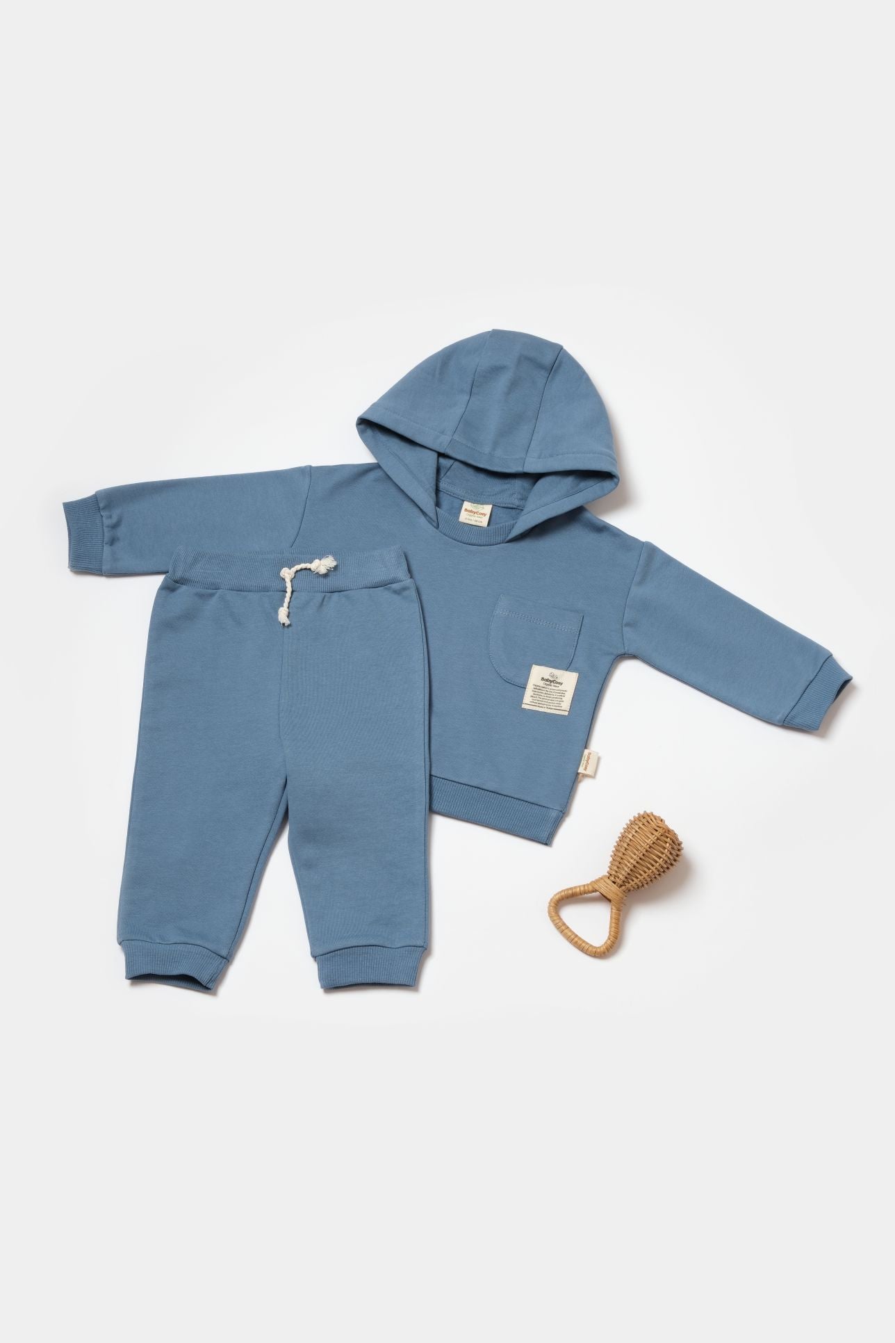 2-Delig Baby Joggingpak met Hoodie – 100% Biologisch Katoen Two Thread biologisch katoen hypoallergeen gevoelige huid eczeem baby 2-delig 2-delige set 2-ply garen actieve baby ademend baby joggingpak bewust ouderschap biologisch katoen chemicaliënvrij dagelijks gebruik duurzaam eco-vriendelijk ethisch geproduceerd gevoelige huid gifvrij hoodie hypoallergeen joggingpak met hoodie kraamcadeau puur natuur Two Thread