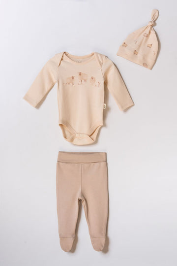 3-Delige Newborn Set - 100% Biologisch Katoen - Cream/Beige biologisch katoen hypoallergeen gevoelige huid eczeem baby 0-3 maanden 3-6 maanden 3-delige set baby mutsje biologisch katoen biologische baby set cream beige duurzame babykleding eczeem vriendelijk gevoelige huid GOTS gecertificeerd hypoallergeen interlock katoen kraamcadeau natuurlijke babykleding newborn essentials newborn set pasgeboren baby romper met voetjes zachte babykleding