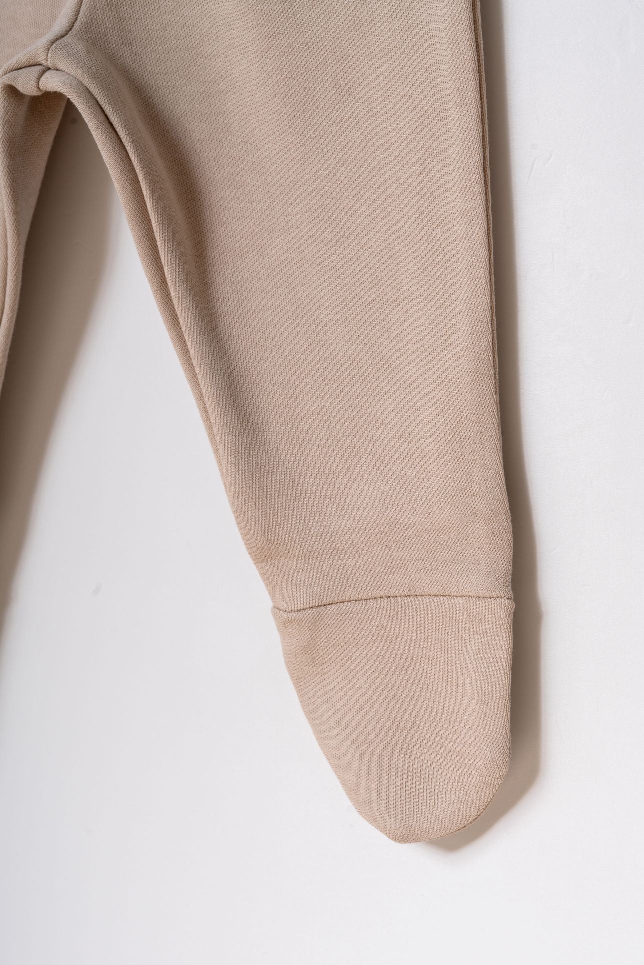 5-Delige Newborn Set - 100% Biologisch Katoen - Cream/Beige biologisch katoen hypoallergeen gevoelige huid eczeem baby 0-3 maanden 5-delige set baby mutsje biologisch katoen broekje met voetjes complete baby set cream beige duurzame babykleding eczeem vriendelijk GOTS gecertificeerd hypoallergeen interlock katoen kraamcadeau krabwantjes natuurlijke babykleding newborn essentials newborn set overslaghemdje pasgeboren baby slabbetje